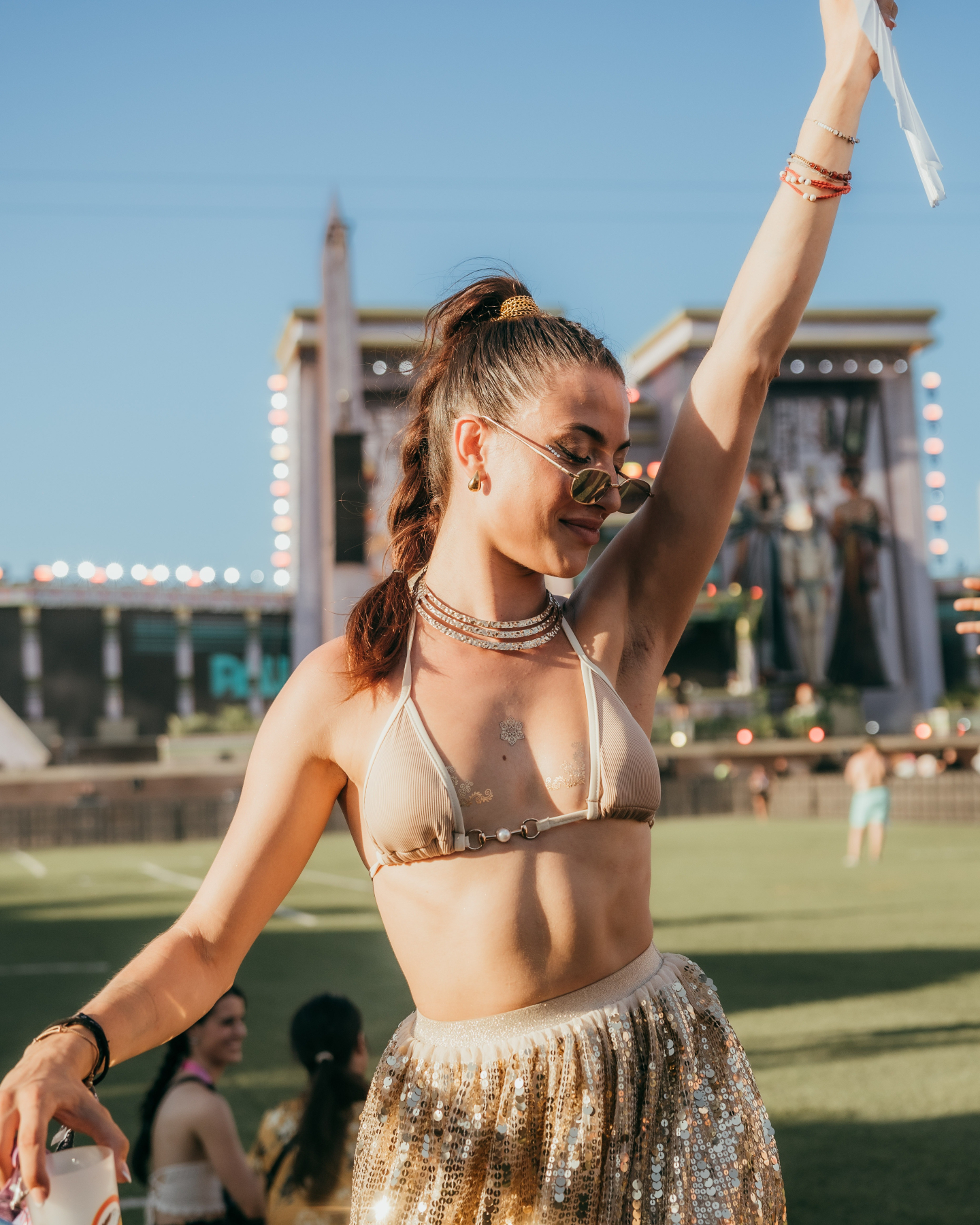 N - Festival attire