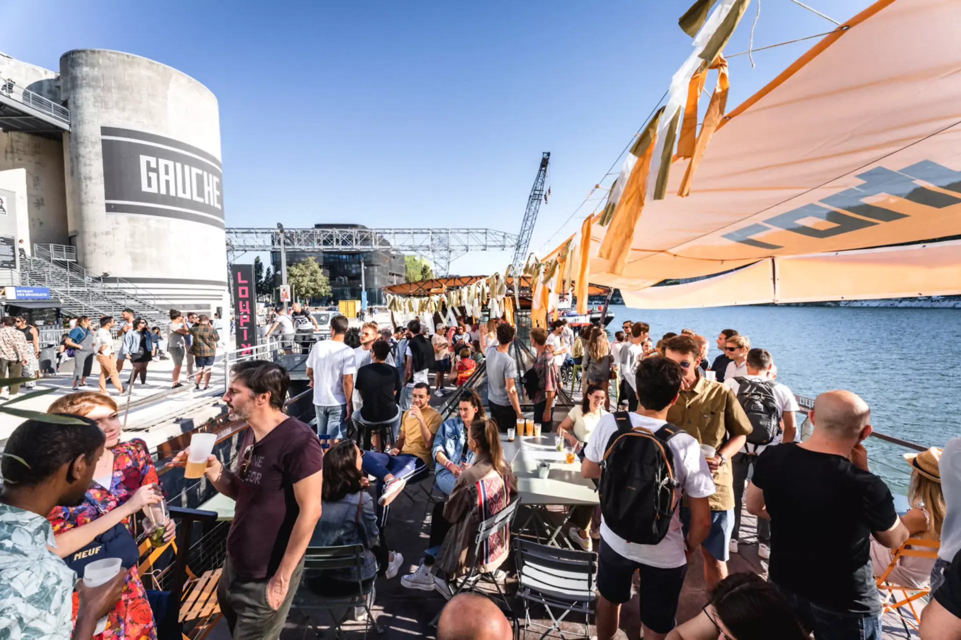 Les meilleurs lieux de soirées techno à Lyon 5 Les meilleurs lieux de soirées techno à Lyon - Peniche loupika soirée techno lyon - Tenue de festival