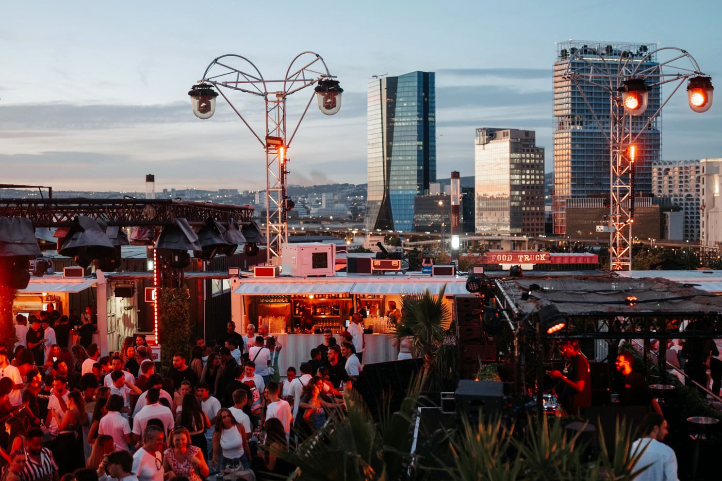 Les meilleurs lieux de soirée techno à Marseille 11 Les meilleurs lieux de soirée techno à Marseille - R rooftop soirée techno marseille - Tenue de festival