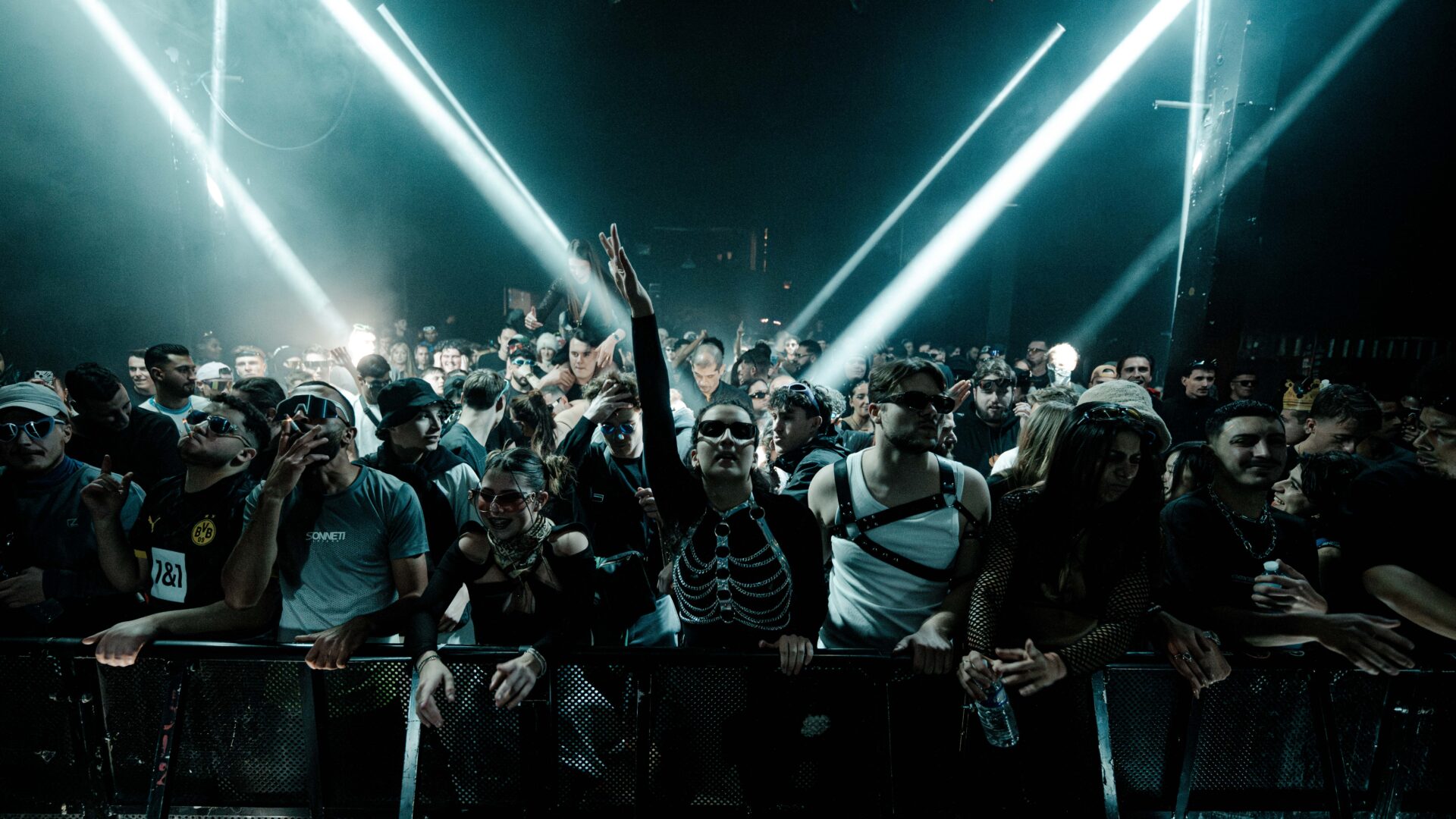 Les meilleurs lieux de soirée techno à Marseille 4 Les meilleurs lieux de soirée techno à Marseille - Dock des suds soirée techno marseille - Tenue de festival
