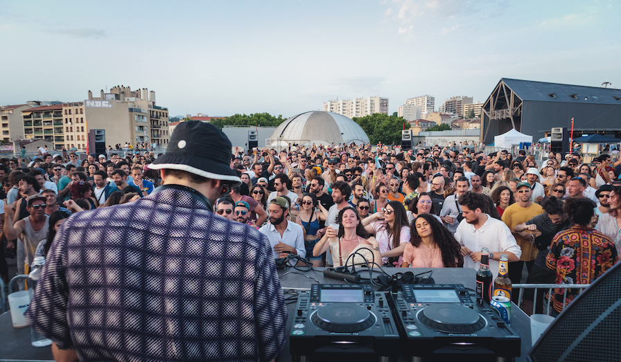 Les meilleurs lieux de soirée techno à Marseille 6 Les meilleurs lieux de soirée techno à Marseille - La friche de la belle de mai soirée techno marseille - Tenue de festival