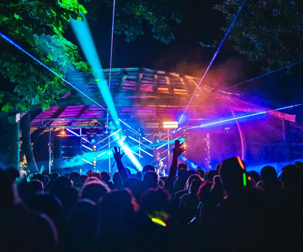 Les meilleurs Festivals Techno en Irlande en 2026 ! - Fuinneamh festival techno irlande - Tenue de festival