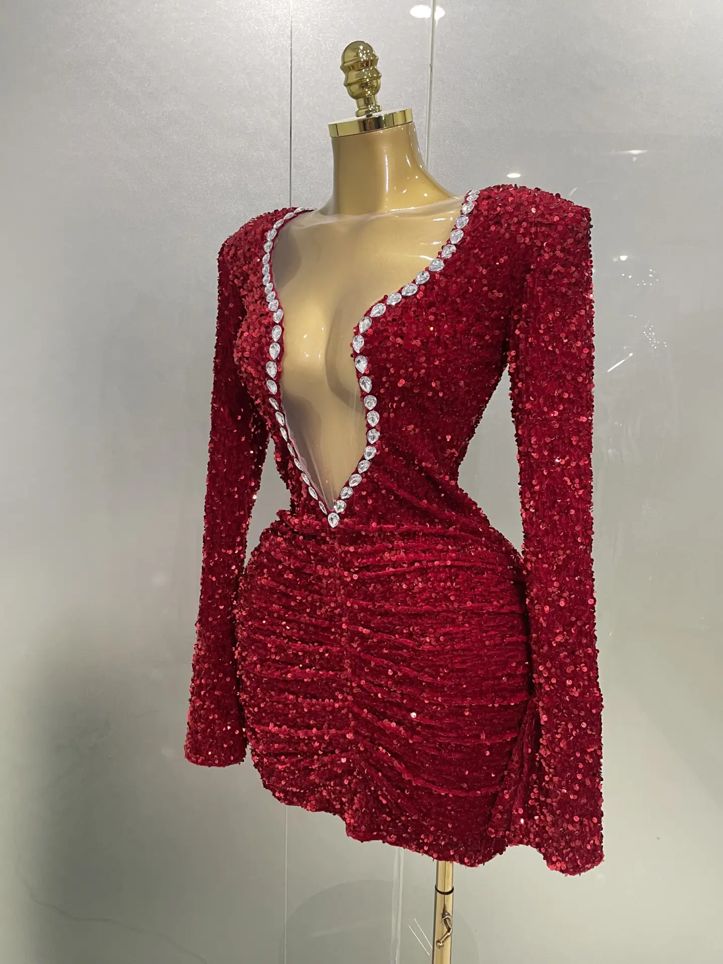Robe moulante à sequins rouges avec décolleté plongeant et strass - Kf sa c d e d cbaebbaf d ce cbdl - Tenue de festival