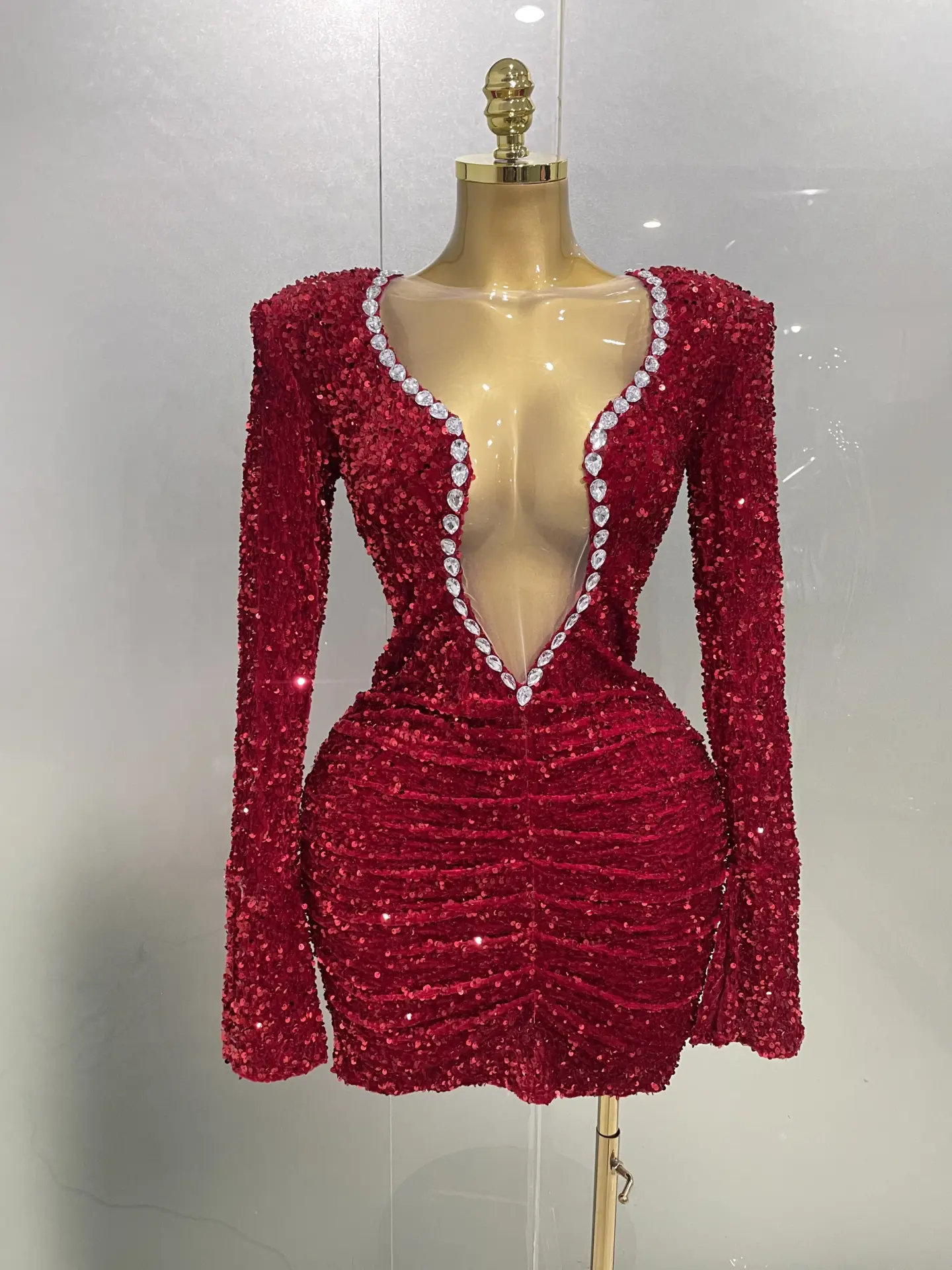 Robe moulante à sequins rouges avec décolleté plongeant et strass - Kf sf d ca d d f c d at - Tenue de festival