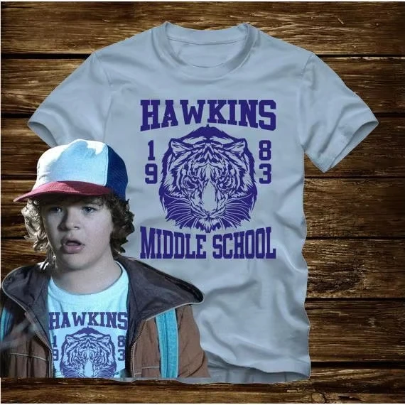 T-shirt "Hawkins Middle School 1983" de Dustin dans Stranger Things - Kf s f d c baa c ece cbfee - Tenue de festival