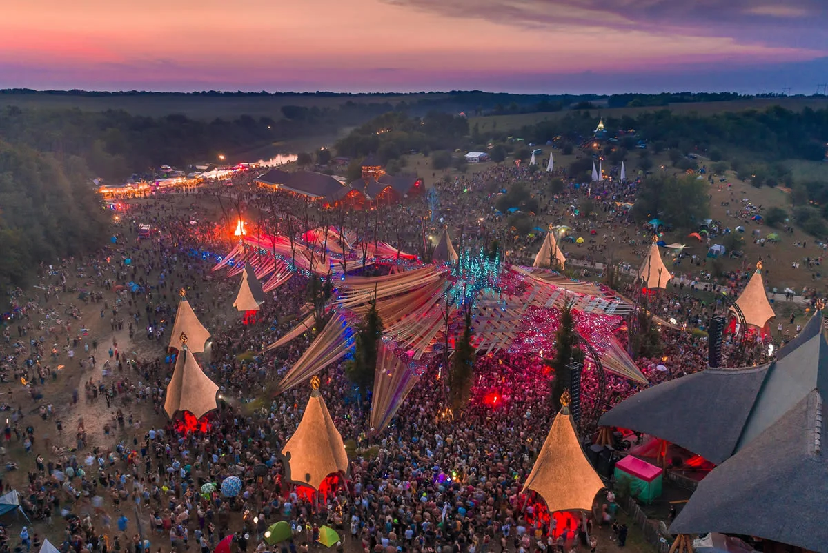 Les meilleurs Festivals Techno en Hongrie en 2026 ! - Ozora festivals techno hongrie - Tenue de festival
