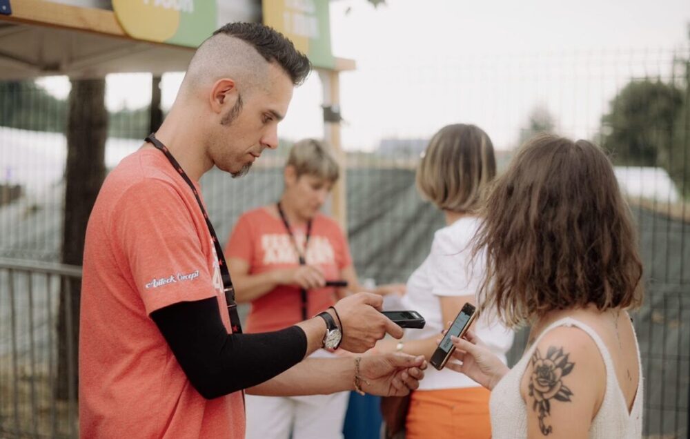 Faut-il assurer les bénévoles d'un festival ? Obligations, risques et solutions - Faut il assurer les bénévoles en festival - Tenue de festival